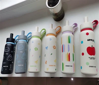 ストローと断熱されたスポーツウォーターボトル